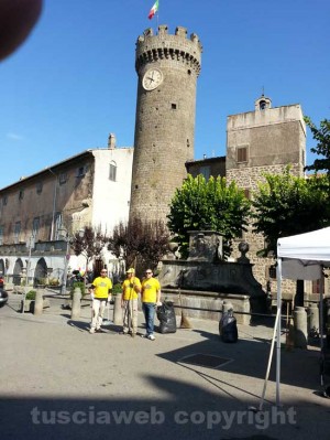 Puliamo Viterbo, volontari all'opera a Bagnaia