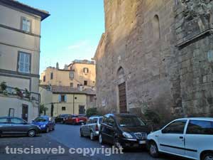 Le auto parcheggiate nel centro storico