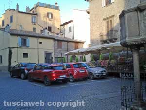 Le auto parcheggiate nel centro storico di Viterbo