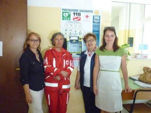 Da sinistra la professoressa Giorgolo, le rappresentanti della Cri e il dirigente scolastico Piroli
