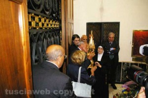 Pietro Grasso nel monastero delle clarisse bacia il cuore di Santa Rosa