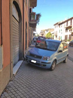 Auto invadono marciapiedi di Zepponami