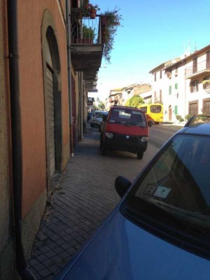 Auto invadono marciapiedi di Zepponami