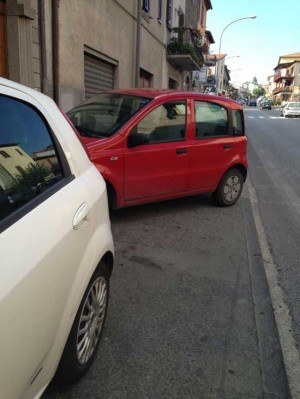 Auto invadono marciapiedi di Zepponami