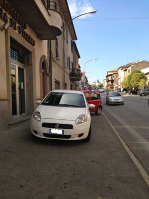 Auto invadono marciapiedi di Zepponami