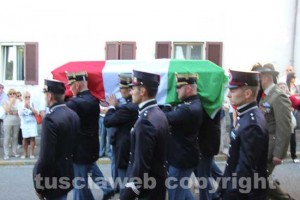 I funerali di Massimo Gorini - Il feretro portato a spallaI funerali di Massimo Gorini - Il feretro portato a spalla 