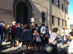 La fila alle 8.30 per prendere le sedie del Comune a piazza Fontana Grande