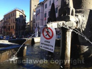 Cartelli sulla Fontana grande per non far salire il pubblico in attesa della macchina di Santa Rosa 