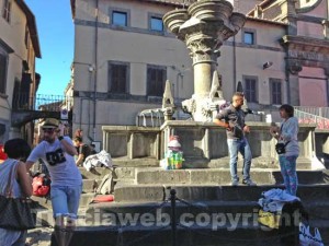 Cartelli sulla Fontana Grande per non far salire il pubblico in attesa della macchina di Santa Rosa