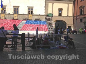 Gente già in attesa a piazza del Comune