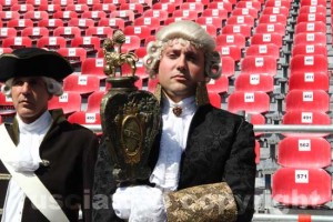 Il maggiordomo con la mazza argentea