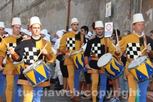 Il corteo storico sfila per le vie della città