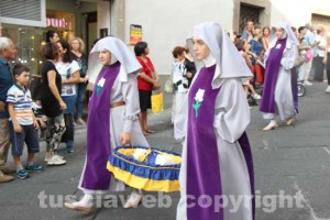 Il corteo storico sfila per le vie della città