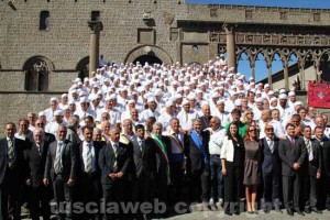 La foto sugli scalini di palazzo papale 