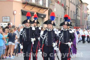 Il corteo storico sfila per le vie della città