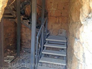 L'ingresso della torre a Castel d'Asso