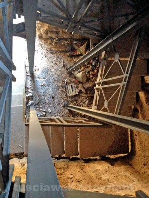 La torre distrutta dai vandali