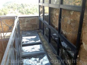 La vetrata della torre distrutta dai vandali