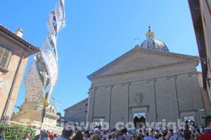 Fiore del Cielo e la basilica con il sagrato affollato