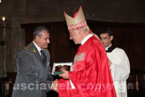 Il comandante della Guardia di finanza Alfonso Amaturo e il vescovo Fumagalli