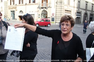 Un'organizzatrice mostra il permesso