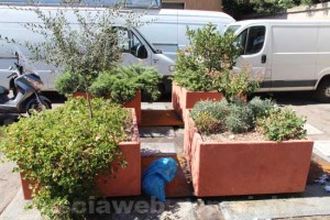 Le fioriere al posto dell'eco centro