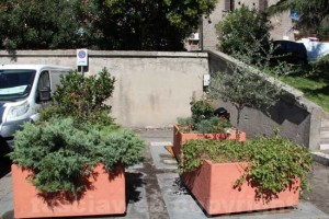 Le fioriere al posto dell'eco centro