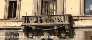 Piazza del comune - Il balcone con i tradizionali fili che pendono