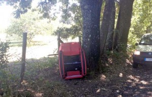 La poltrona abbandonata sulla Cimina 