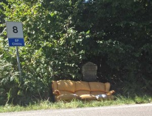 Il divano abbandonato sulla Cimina