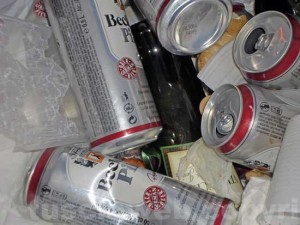 Sacchi di lattine abbandonate gettati per strada