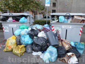 Rifiuti di fronte Pratogiardino