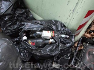 Sacchi di bottiglie gettati fuori dalla campana del vetro