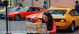 "Scarpe rosse contro il femminicidio" in piazza del comune - Sullo sfondo, le auto dell'altra manifestazione autorizzata