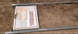 Castel d'Asso, un cartello abbattuto