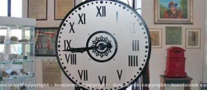 Il vecchio orologio del campanile a Grotte santo Stefano