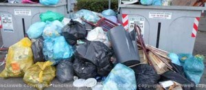 RIfiuti abbandonati fuori Pratogiardino