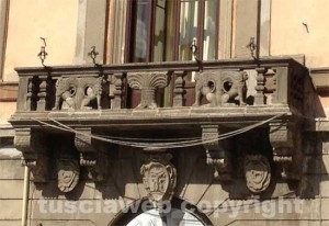 Piazza del comune - Il balcone con i tradizionali fili che pendono