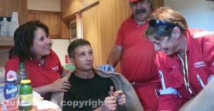Simone Ricci rifocillato dai volontari della Croce Rossa