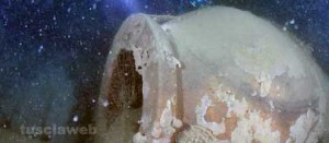 Uno degli otri trovati sui fondali del lago di Bolsena