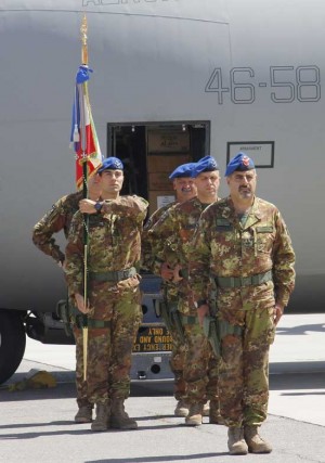lo stendardo di combattimento del 1° reggimento Aviazione dell’Esercito ‘Antares’ di Viterbo è giunto presso la base ‘Camp Arena’ di Herat, 