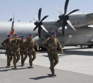 lo stendardo di combattimento del 1° reggimento Aviazione dell’Esercito ‘Antares’ di Viterbo è giunto presso la base ‘Camp Arena’ di Herat, 