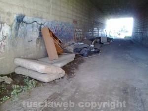 Materassi e rifiuti sulla via Francigena