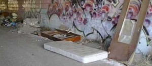 Materassi e rifiuti sulla via Francigena