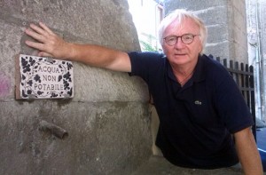 Antonio Obino con la targa al lavatoio di Pianoscarano