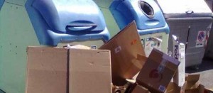 I secchi dell'immondizia contornati di scatoloni