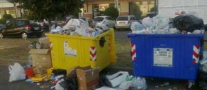 Cassonetti stracolmi al Riello