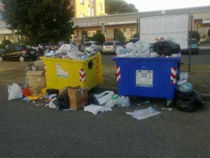 Cassonetti stracolmi al Riello