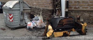 Il divano e l'armadio bruciati in via Oslavia
