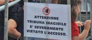 Il cartello sulle tribune a piazza del Comune